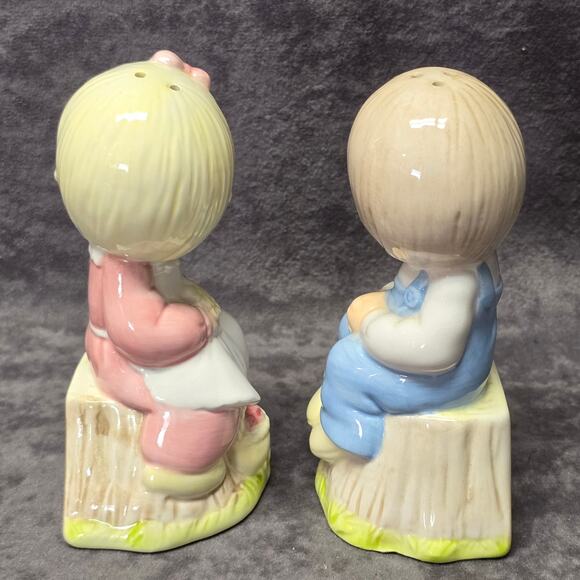 Precious Moments Girl & Boy Sitting on Tree Stump Salt & Pepper Shaker Decor - Picture 3 of 10